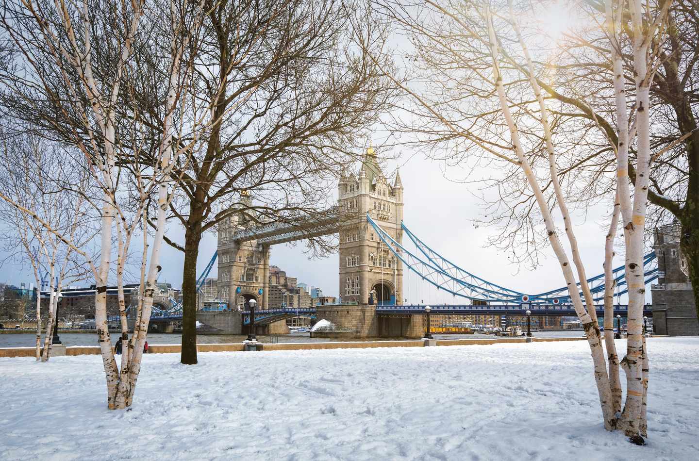 Großbritannien-England-London-schneebdeckte-Tower-Bridge-g-926588254.jpg