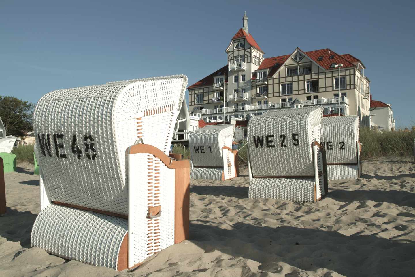 deutschland-mecklenburg-vorpommern-kuehlungsborn-gruenderzeitvilla-strankoerbe-g-126392042.jpg