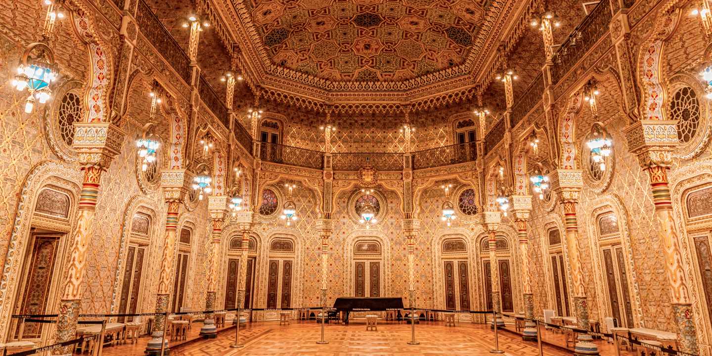 portugal-porto-palacio-da-bolsa-maurischer-saal-innen-s-485674546.jpg