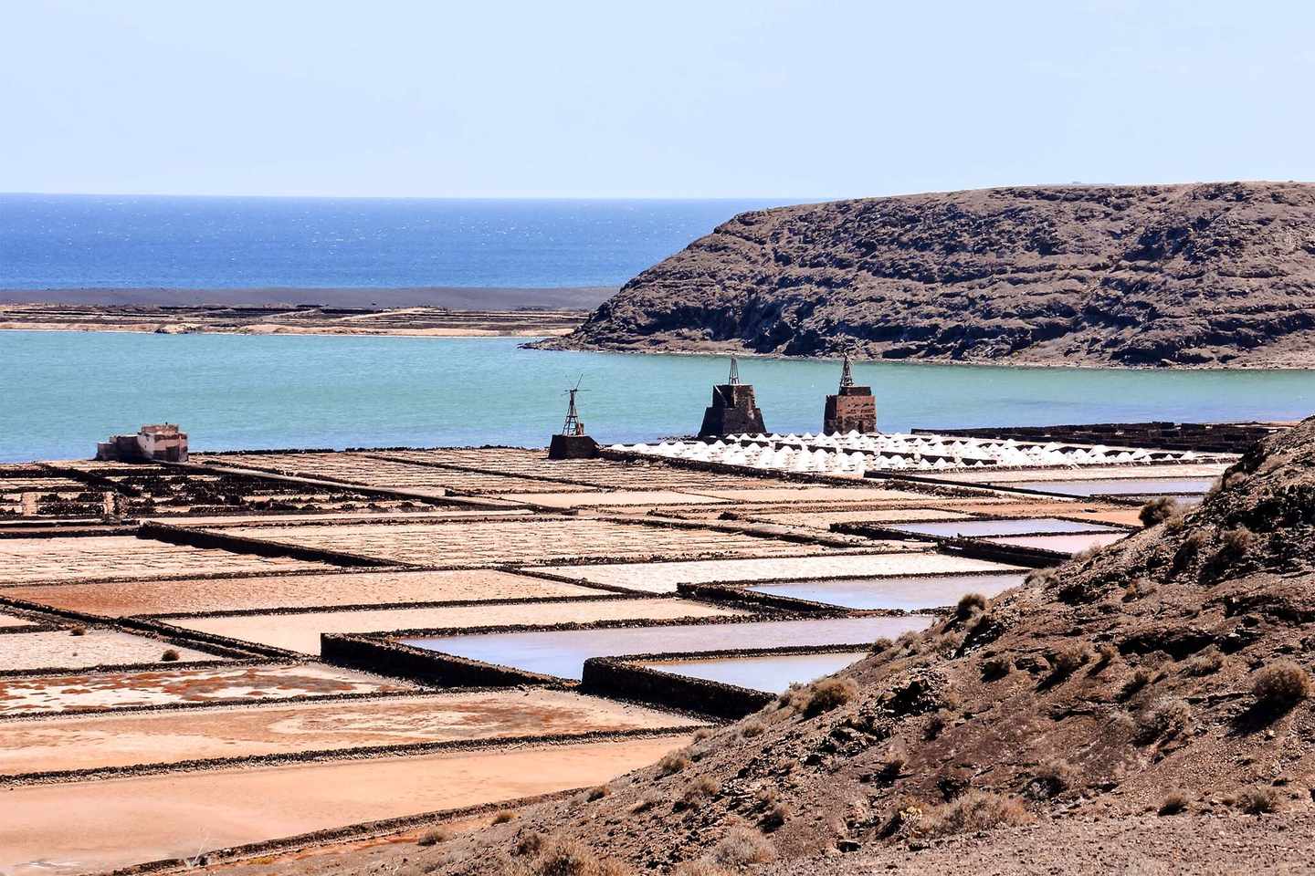spanien-lanzarote-playa-de-janubio-salinas-de-janubio-salzgewinnungsanlage-g-1253708731.jpg