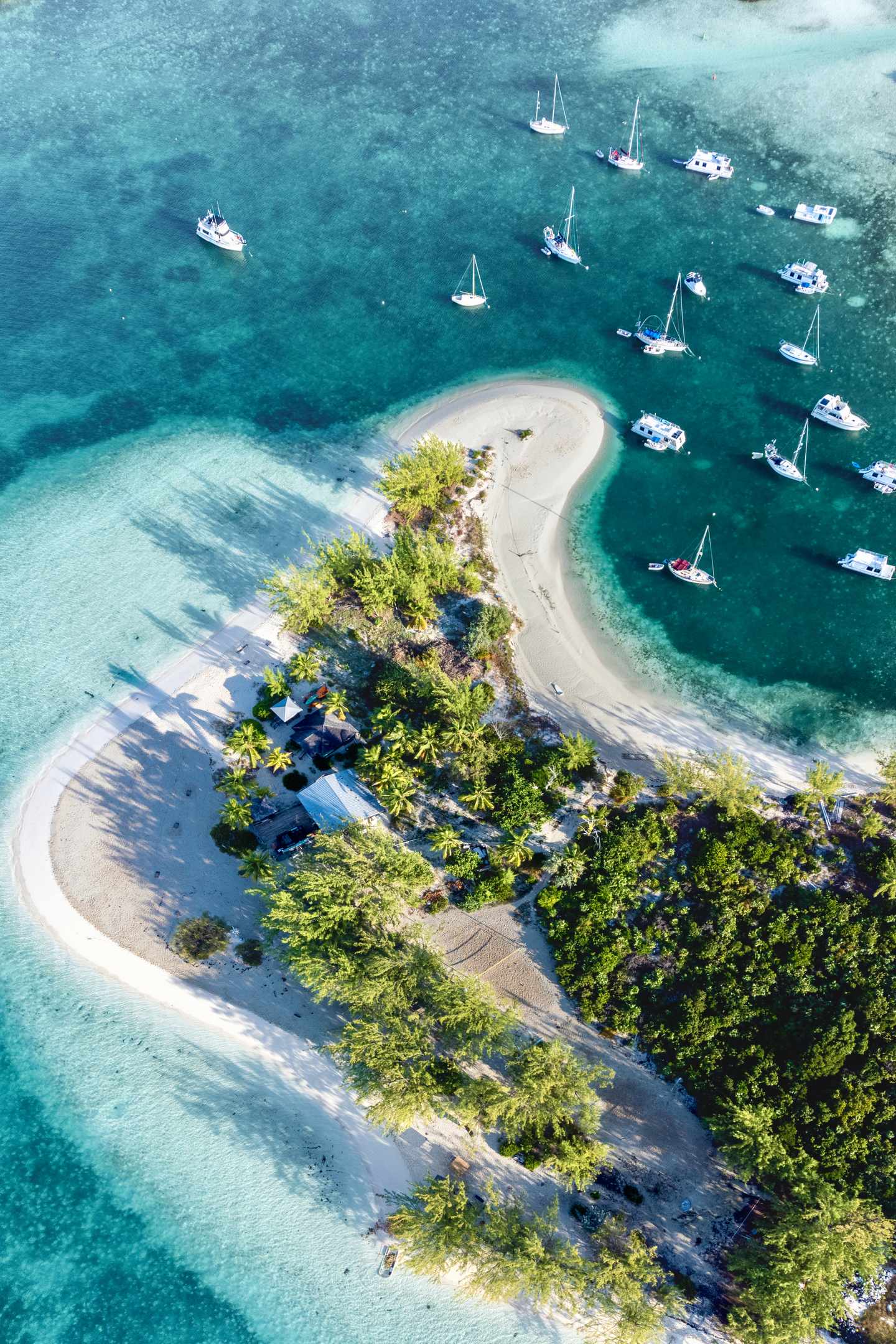 Bahamas Urlaub: Schöne Luftaufnahme der berühmten Chat'n'chill Conch Bar in Stocking Island