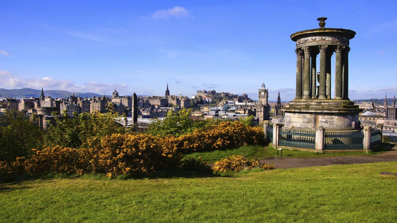 edinburgh-schloss-stadtansicht-t-493918299.jpg