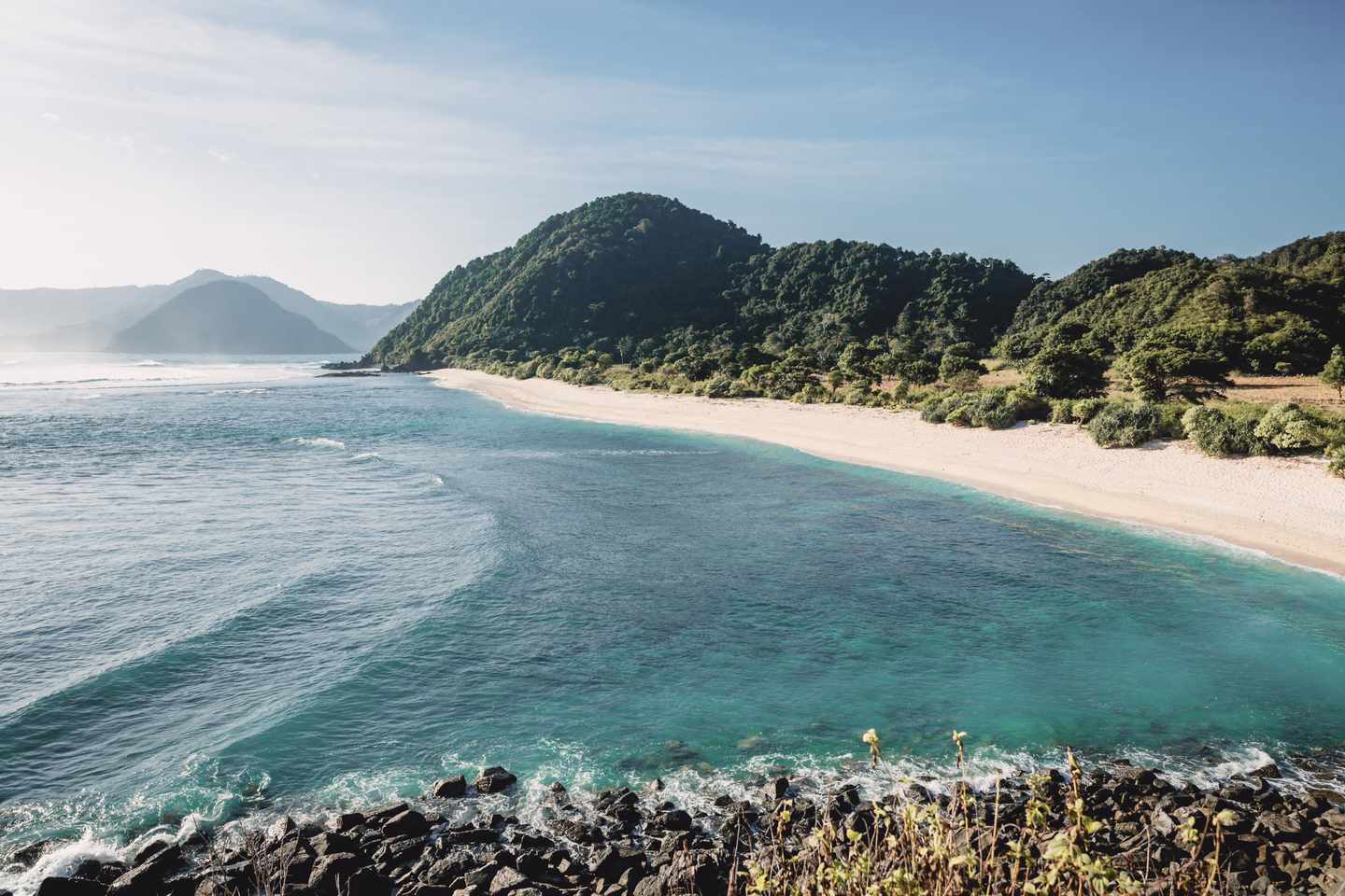 tropenstrand-mit-himmel-und-wald-ozean-g-966705750_bearbeitet.jpg