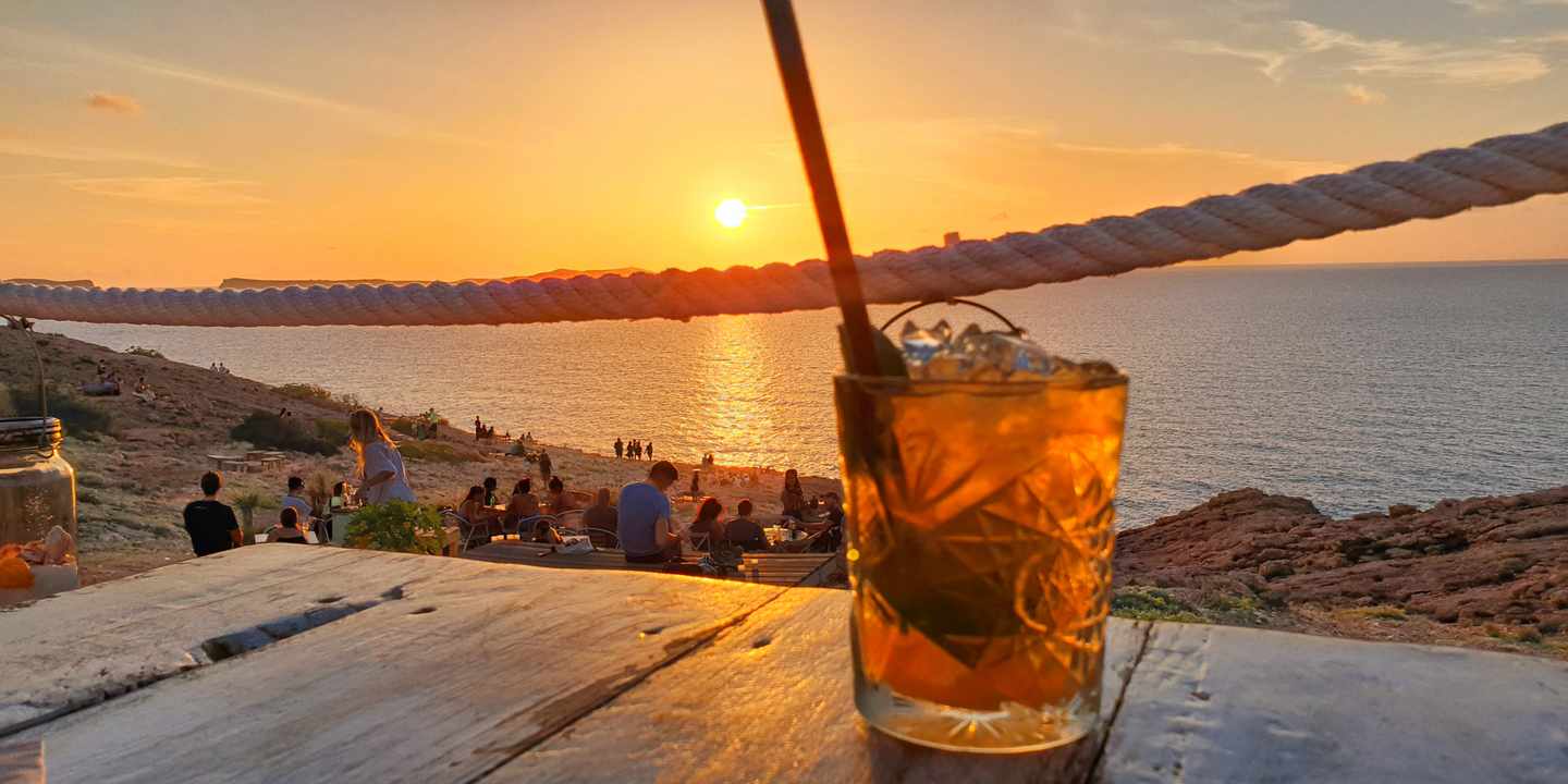 spanien-ibiza-sunset-beach-bar-cocktail-strand-sonnenuntergang-g-1042042064.jpg