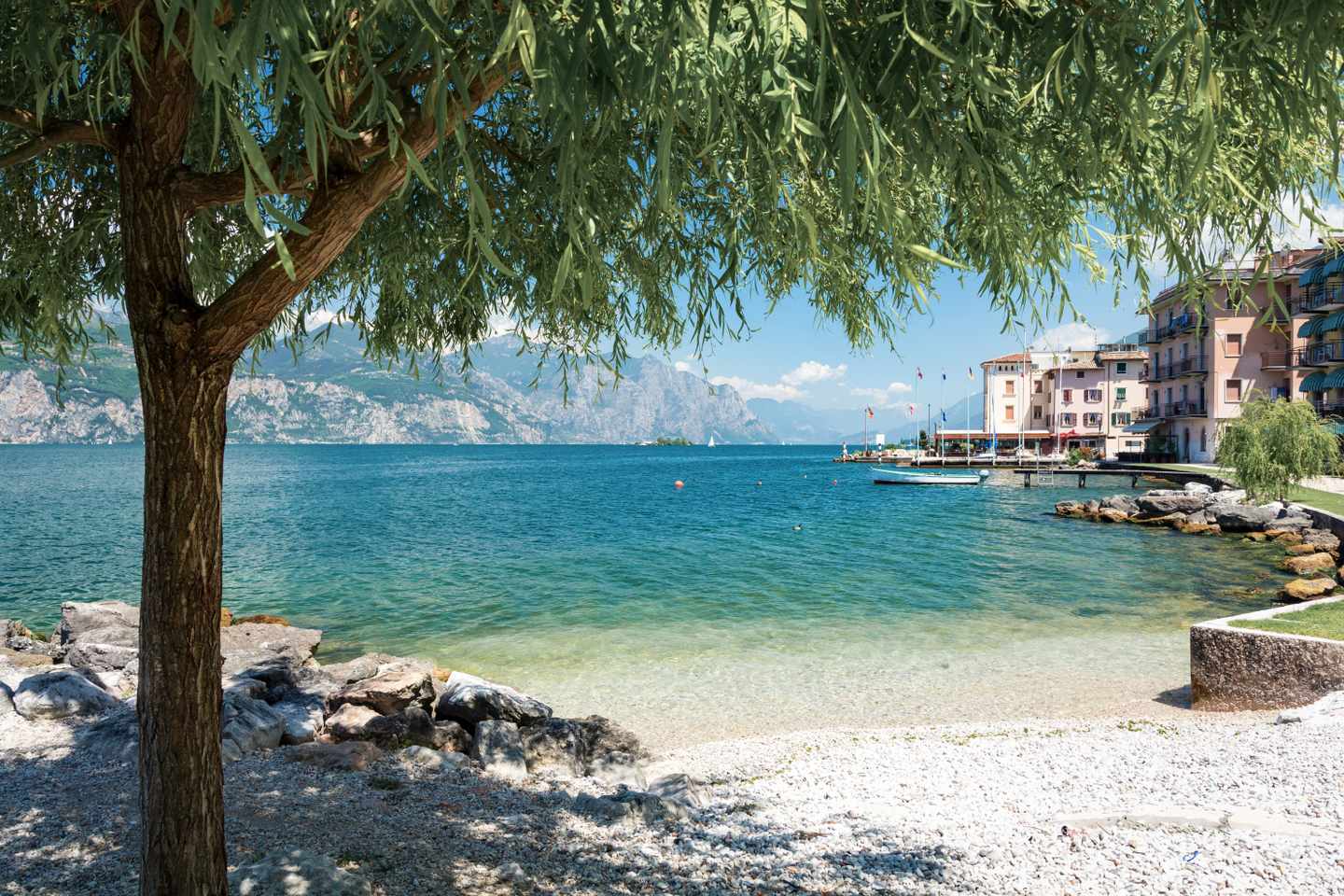 italien-gardasee-strand-g-870264526.jpg