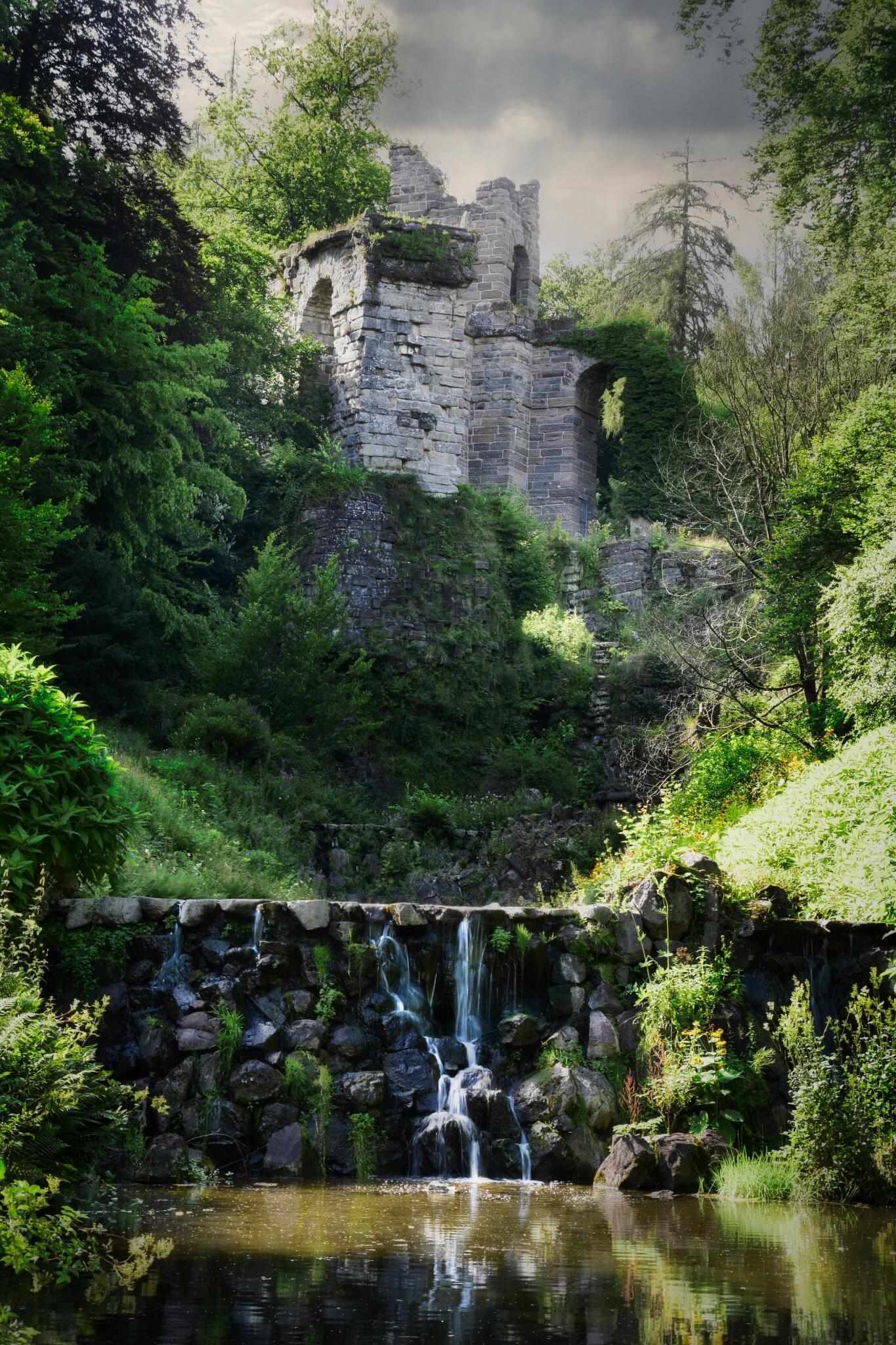 blt2eed1ae79bb89eb1-deutschland-kassel-bergpark-wilhelmsh_he-wasserfaelle-mit-aquaedukt-lena-hoppenstaedt.jpeg Fotospot im Bergpark Wilhelmshöhe: Wasserfall vor dem Aquädukt