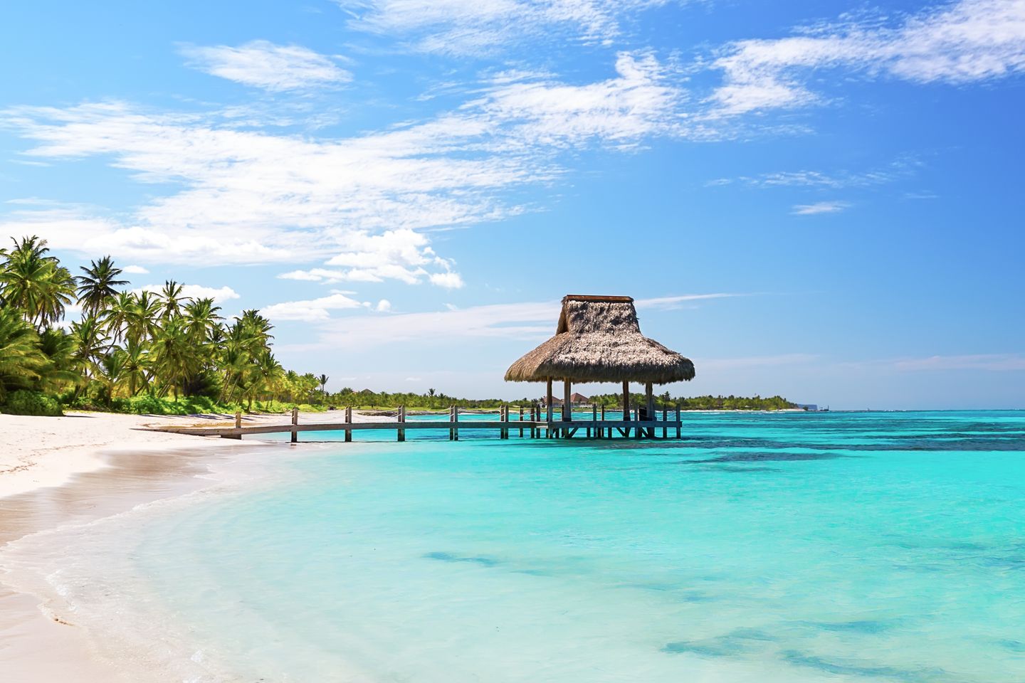 Panorama eines Pavillons an einem Sandstrand in Punta Cana, Dominikanische Republik.