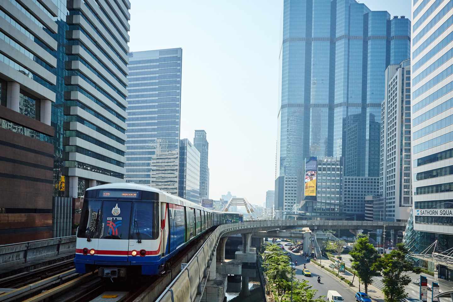 thailand-bangkok-skytrain-zug-t-473456634.jpg
