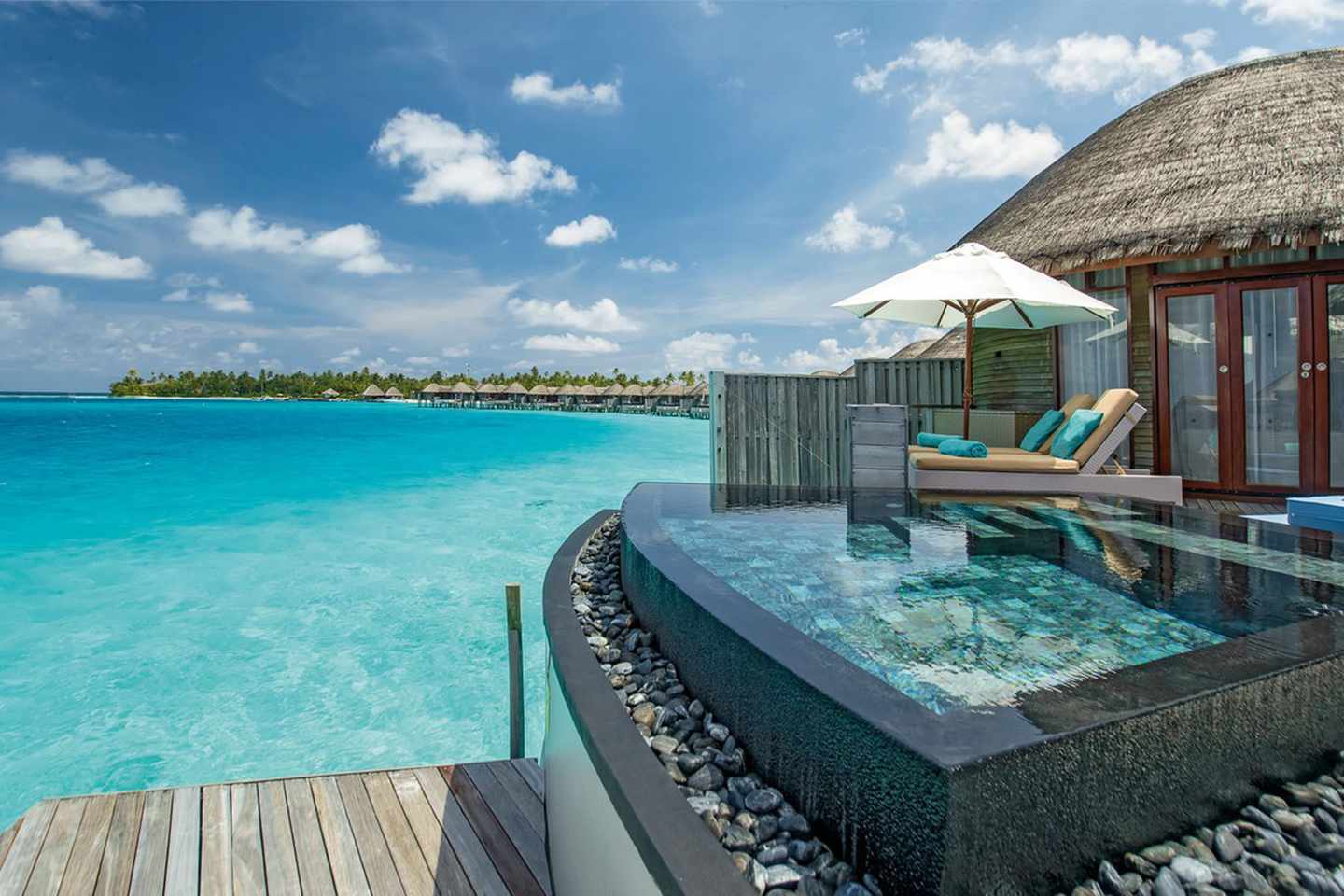 malediven-nord-male-atoll-wasserbungalow-mit-pool-und-aussicht-auf-das-tuerkisfarbene-wasser-im-hotel-constance-halaveli-maldives-DER_ATC_MLE13117B_S23_18.jpg