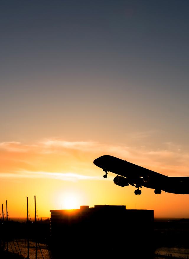flugzeug-sonnenaufgang-g-870283638.jpg
