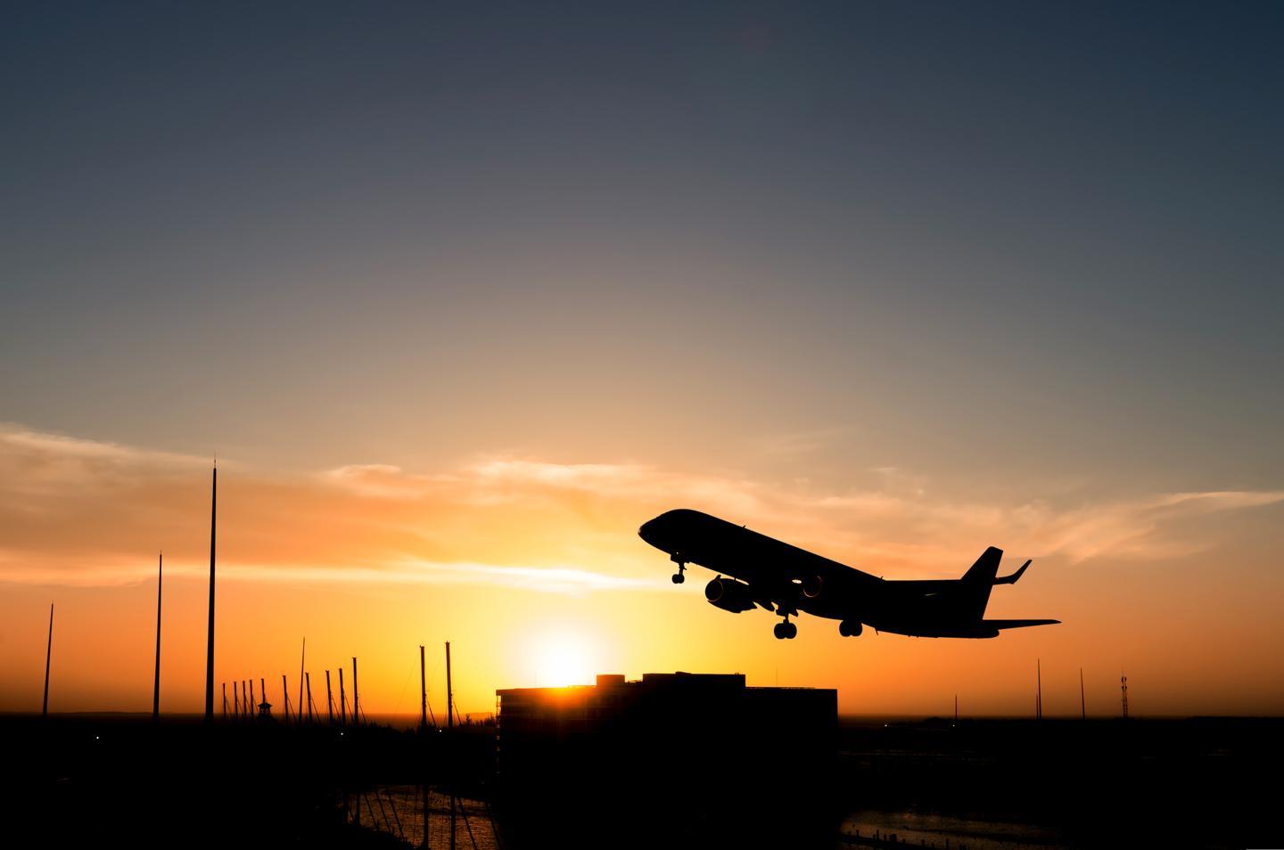 flugzeug-sonnenaufgang-g-870283638.jpg