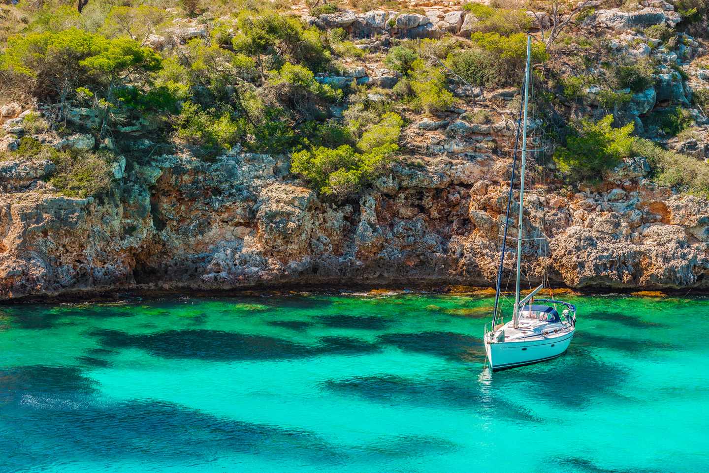 spanien-mallorca-bucht-kueste-yacht-g-951021592.jpg