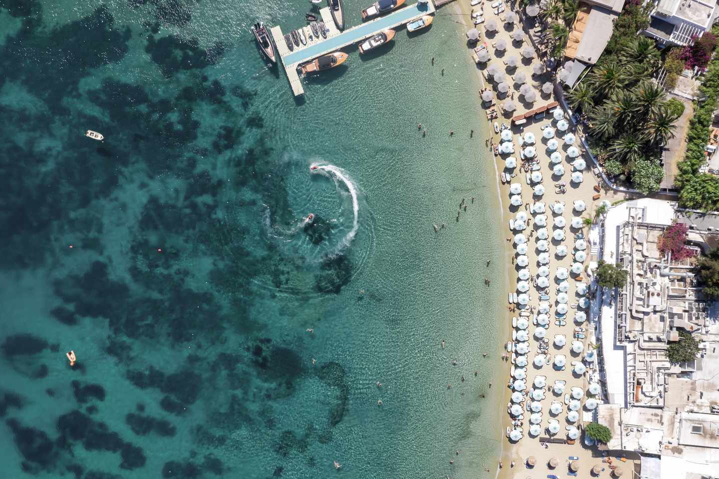 griechenland-mykonos-luftaufnahme-psarou-strand-g-1288440994_bearbeitet.jpg