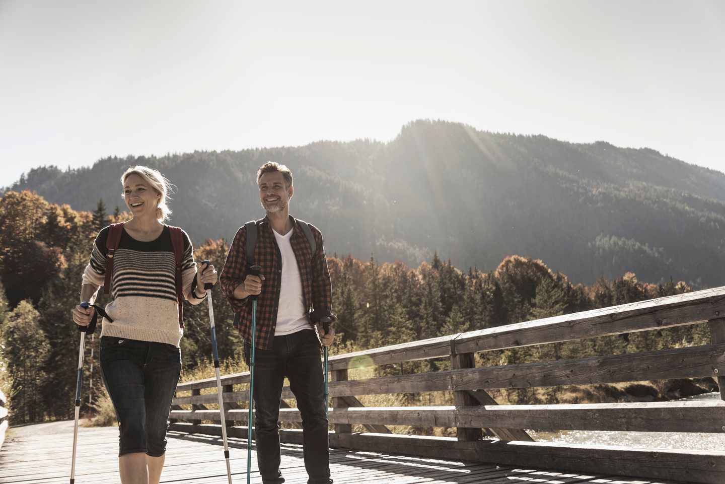 94968_GettyImages_1139015731_Austria-Alps-happy-couple-on-a-hiking-trip-crossing-a-bridge-entsättigt.jpg