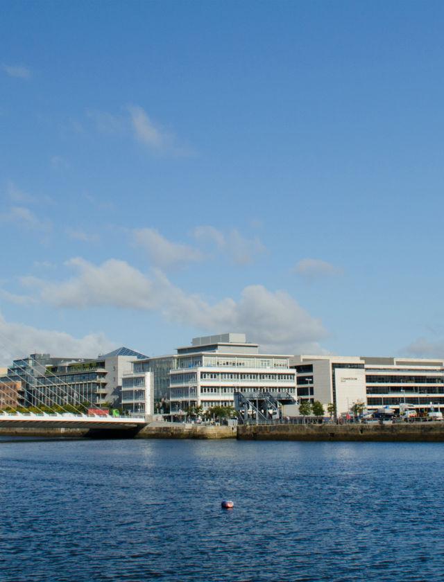 irland-dublin-kongresszentrum-bruecke-t-465159292.jpg