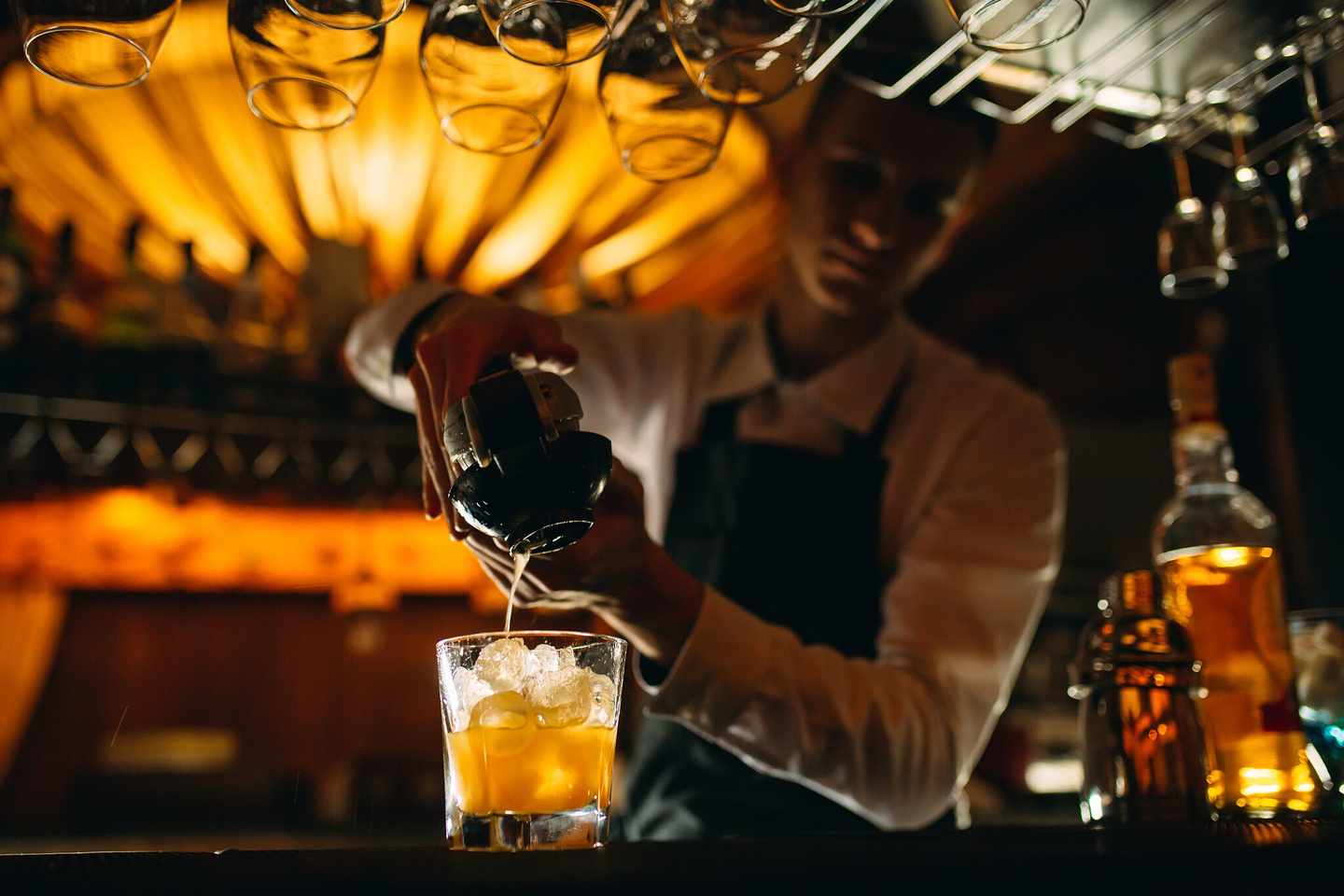 usa-new-york-barkeeper-schuettet-den-gemixten-cocktail-in-ein-glas-g-1268261823.jpg