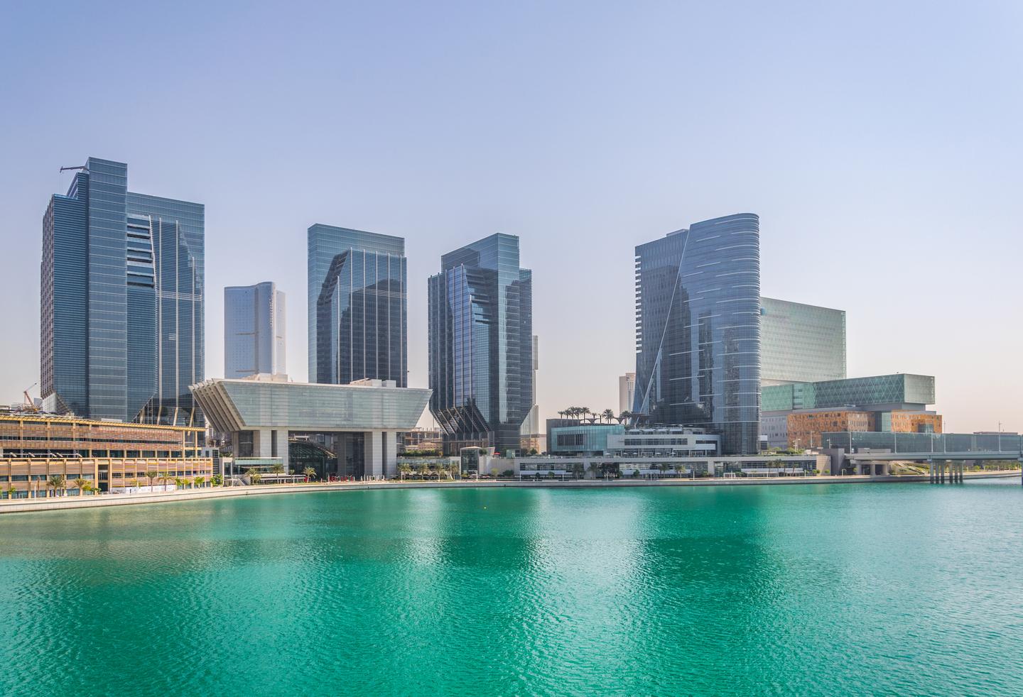 VAE-Abu-Dhabi-Al-Maryah-Wolkenratzer-Skyline-g-1141265647.jpg