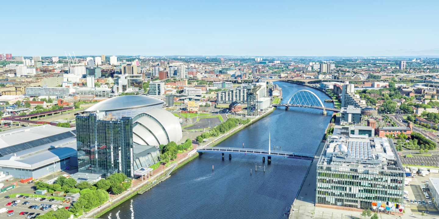 grossbritannien-schottland-glasgow-mit-dem-fluss-clyde-g-1205363274.jpg