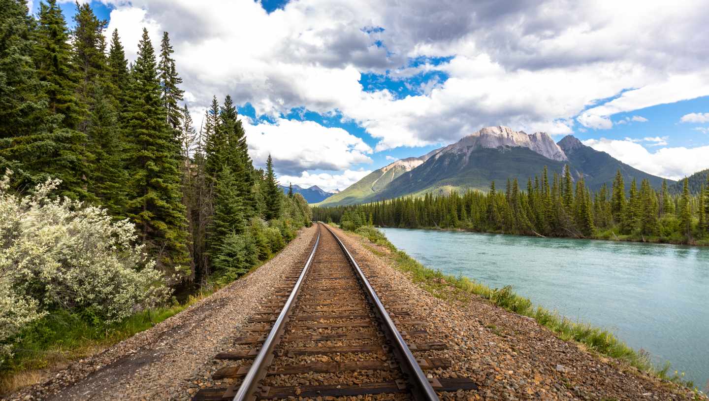 Bahngleise  die durch die kanadische Landschaft führen