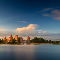 litauen-trakai-schloss-see-baeume-g-489844968.jpg