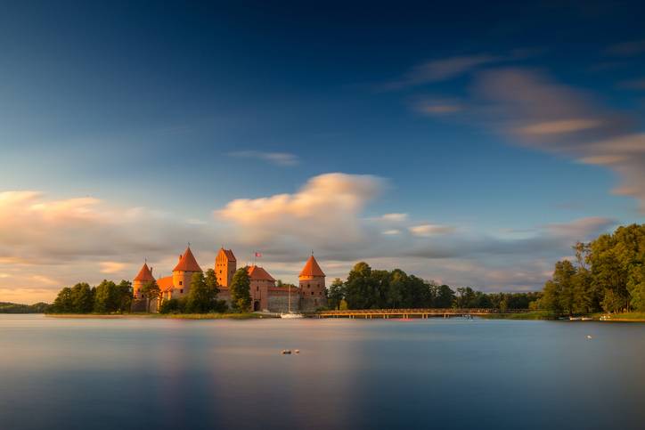 litauen-trakai-schloss-see-baeume-g-489844968.jpg