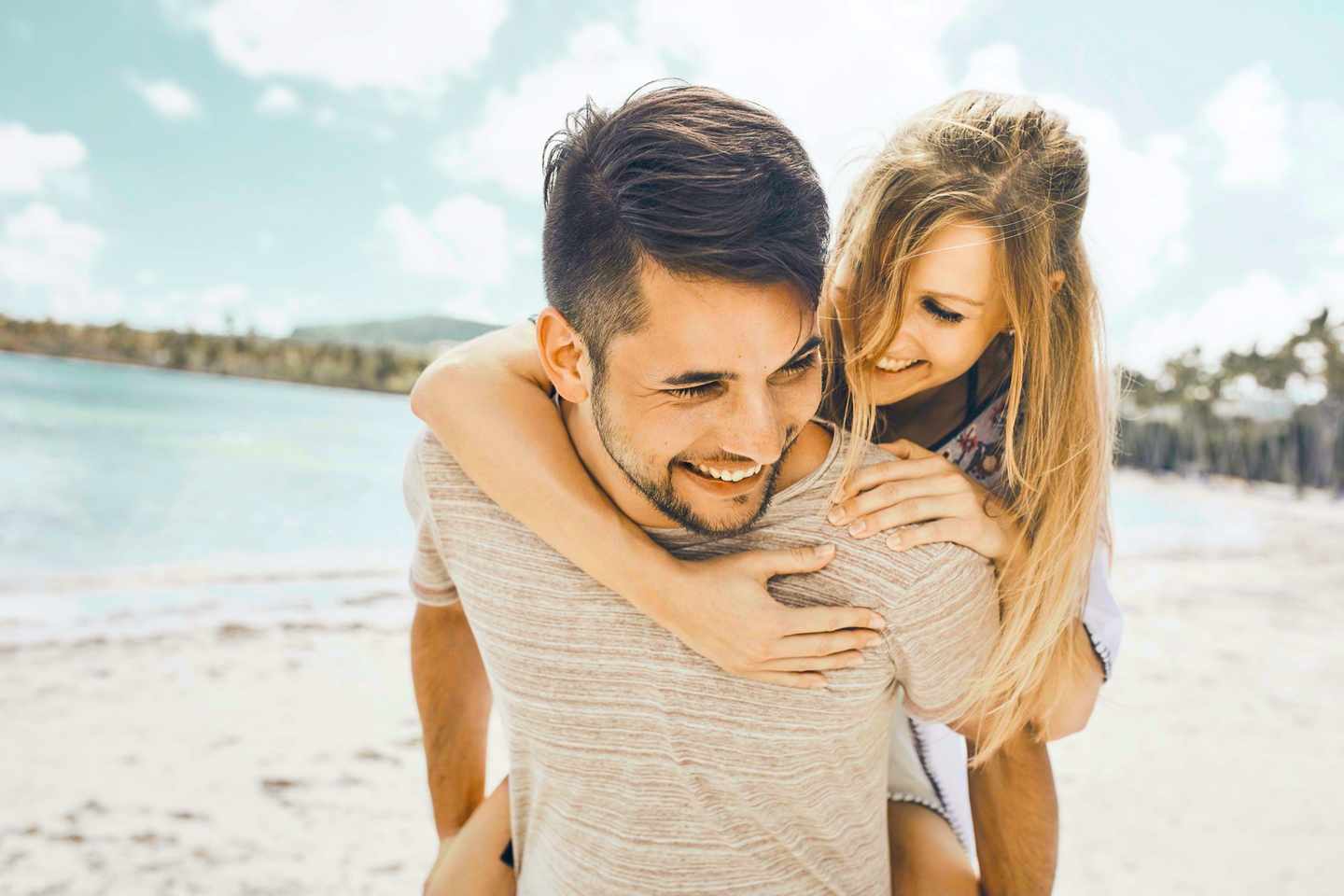 Glückliches Paar am Strand
