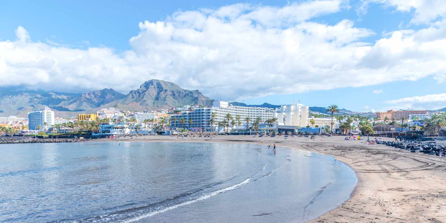 spanien-kanaren-teneriffa-playa-de-troya-strand-costa-adeje-wassersport-s-423293072.jpg