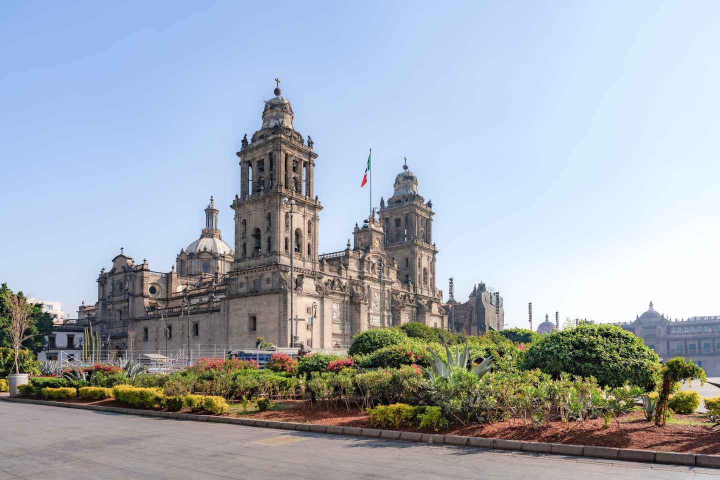 mexiko-mexiko-stadt-kathedrale-von-bunten-gaerten-auf-zocalo-platz-g-2186505398.jpg