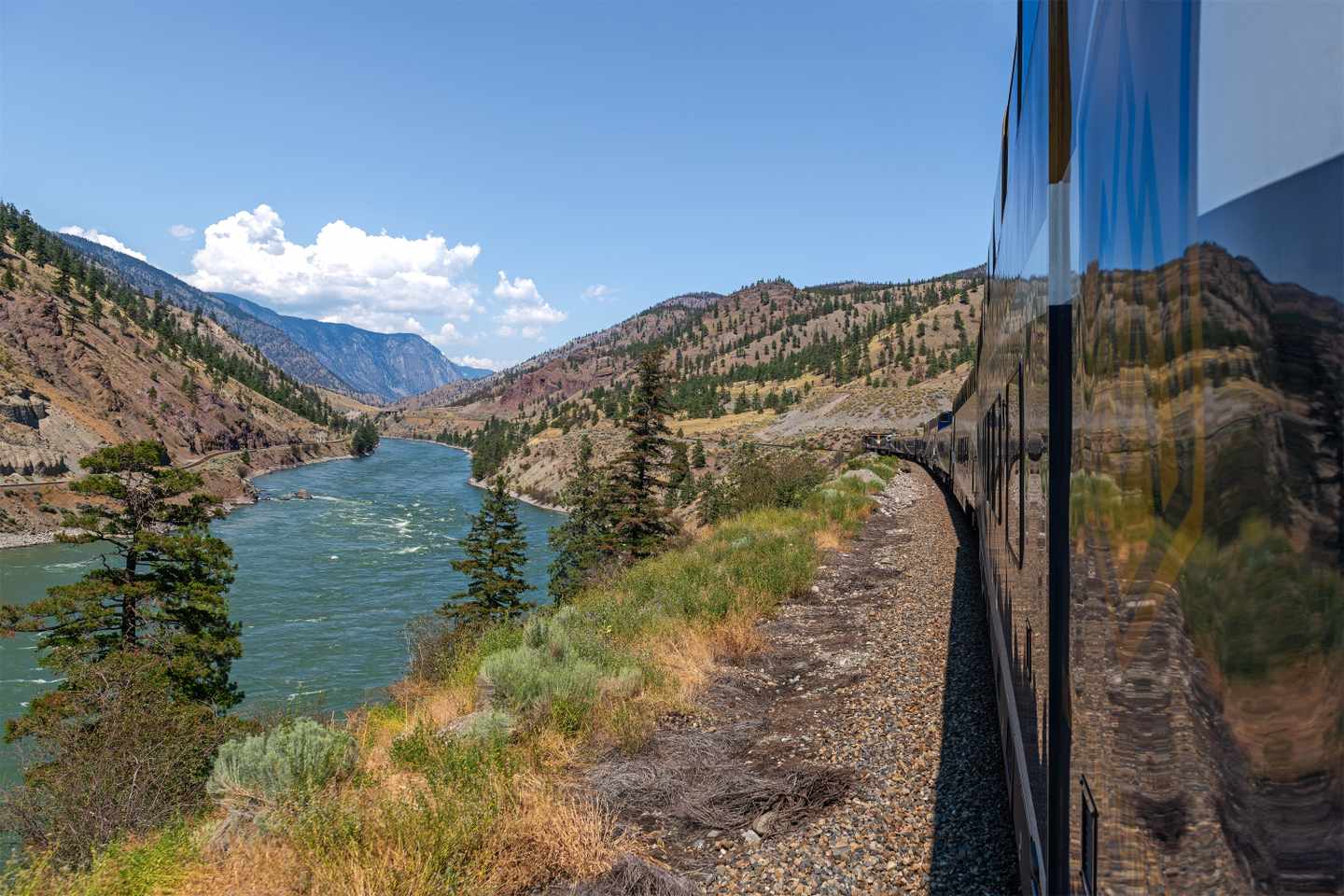 Rocky Mountaineer entlang des Fraser River mit Berglandschaft im Fraser Canyon  British Columbia  Kanada