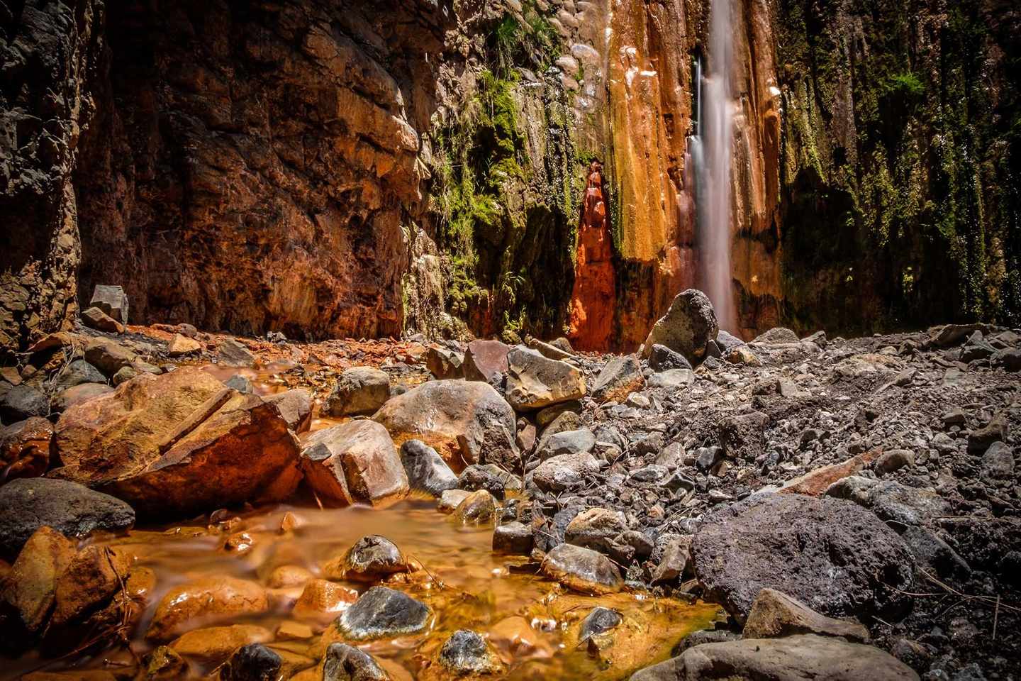 spanien-la-palma-caldera-de-taburiente-cascada-de-los-colores-wasserfall-in-farben-nahaufnahme-g-656814294.jpg