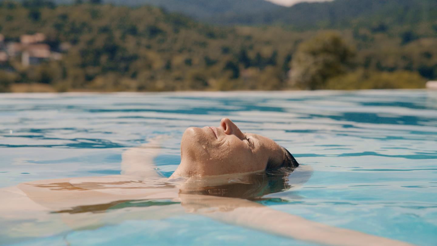 frau-entspannt-im-pool-g-2212534217.jpg