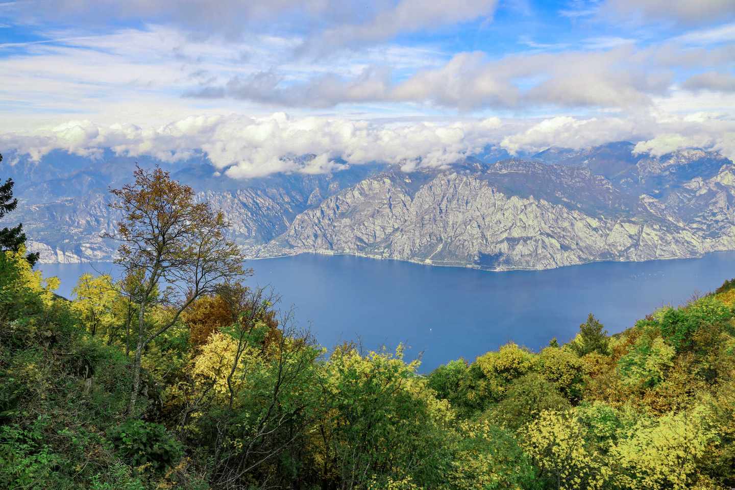 italien-gardasee-monte-baldo-die-malerische-aussicht-auf-den-gardasee-vom-monte-baldo-g-1213664831.jpg