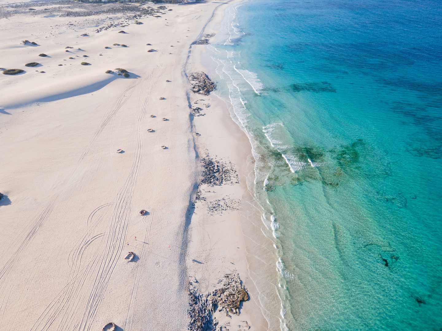 spanien-kanaren-fuerteventura-corralejo-strand-türkisfarbenes-wasser-g-1311514967.jpg