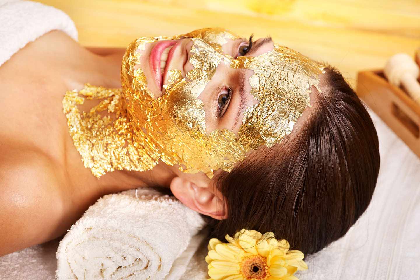 luxus-luxus-wellness-anwendungen-frau-mit-blattgoldmaske-g-177396320.jpg
