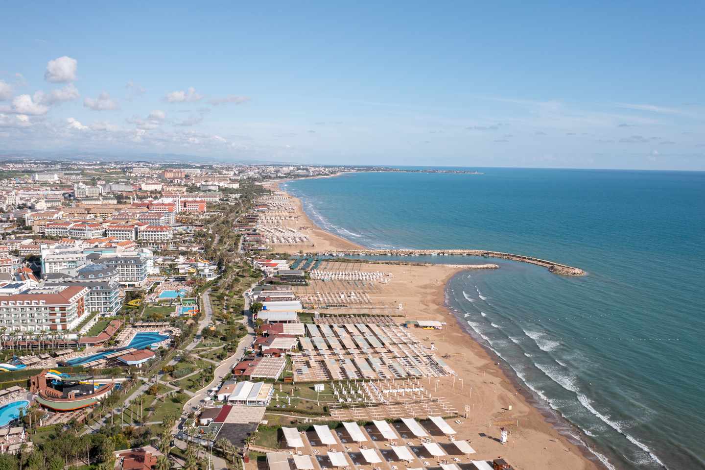 Luftaufnahme der Küste und dem langen Sandstrand in Evrenseki.