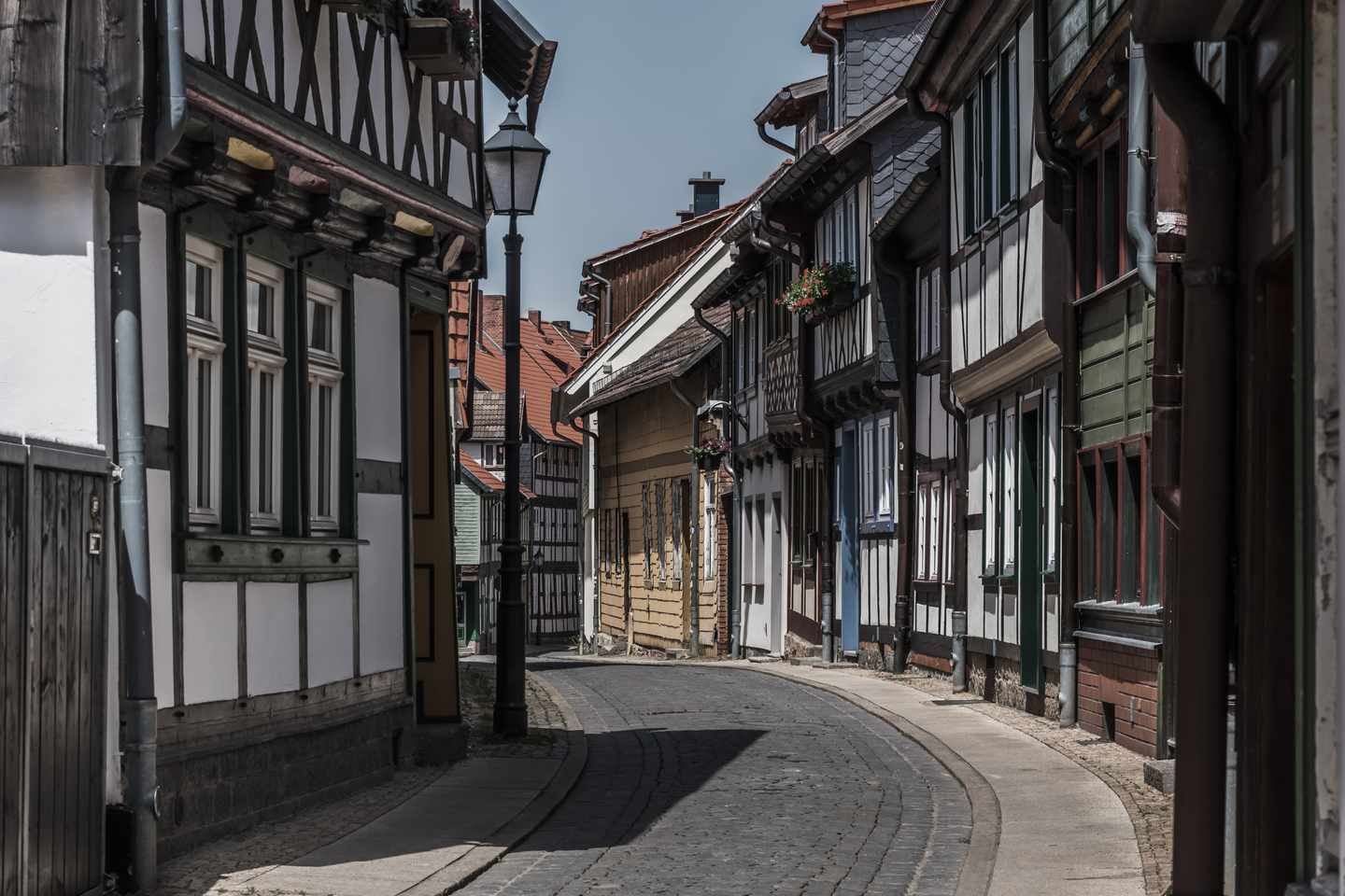 deutschland-sachsen-anhalt-wernigerode-altstadtgasse-g-1406197462.jpg