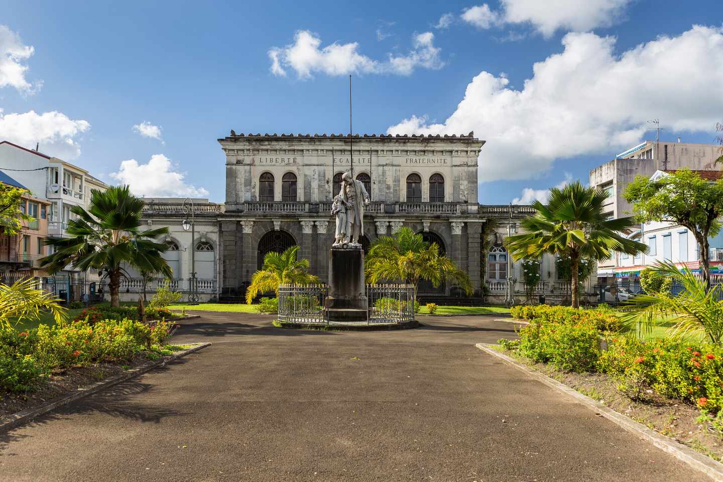 karibik-martinique-fort-de-france-palais-de-justice-klein-g-611205604.jpg