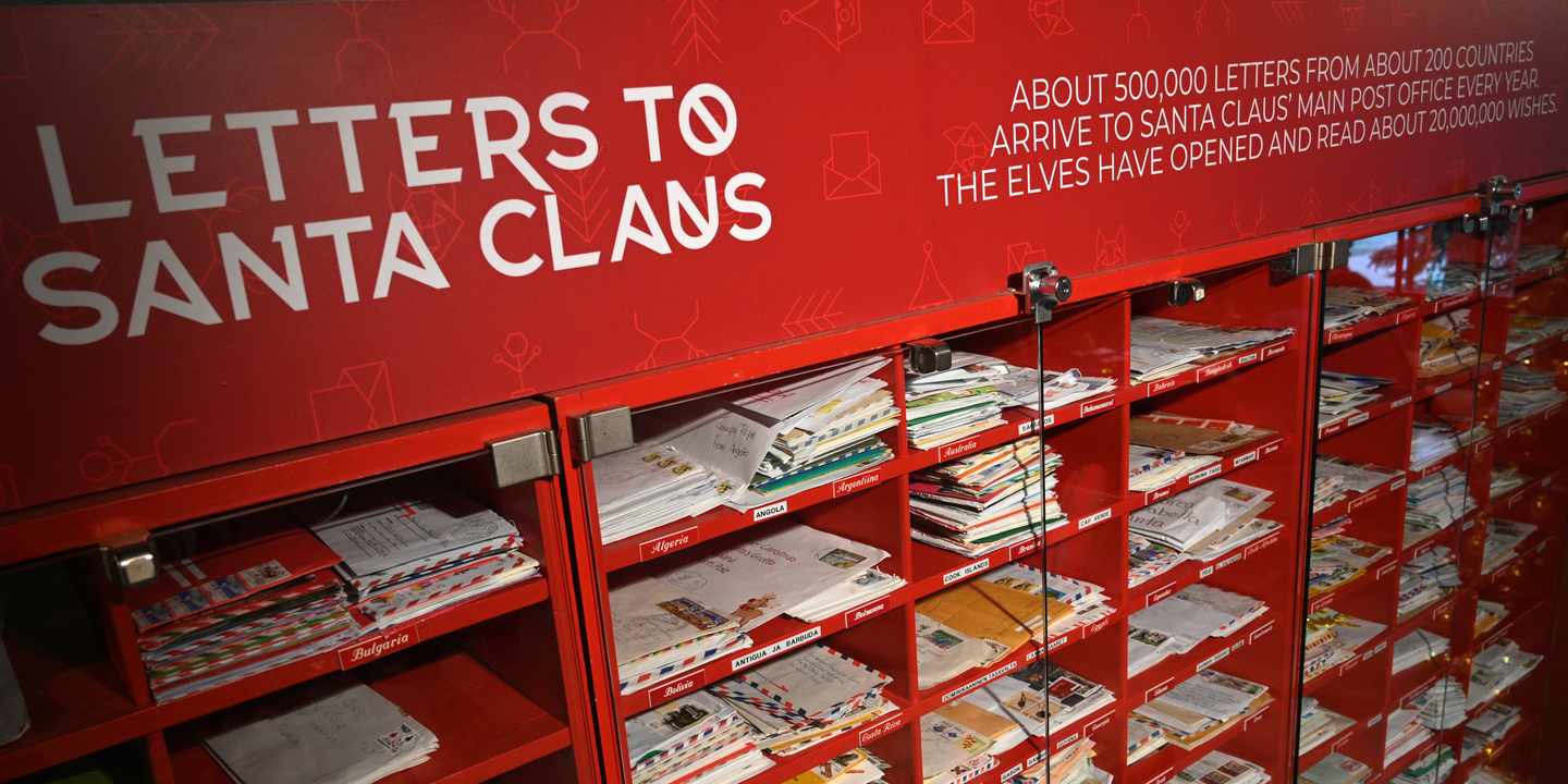 finnland-lappland-rovaniemi-santa-claus-village-postkasten-santa-claus-post-office-a-920812414_.jpg