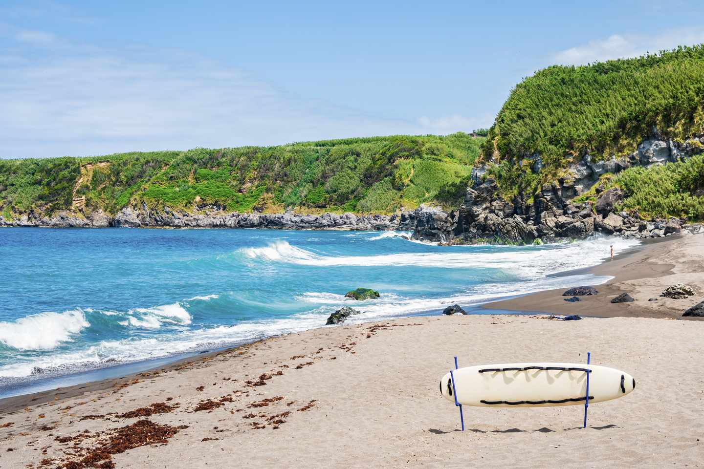 azoren-sao-miguel-surfbrett-am-strand-g-2166214947.jpg