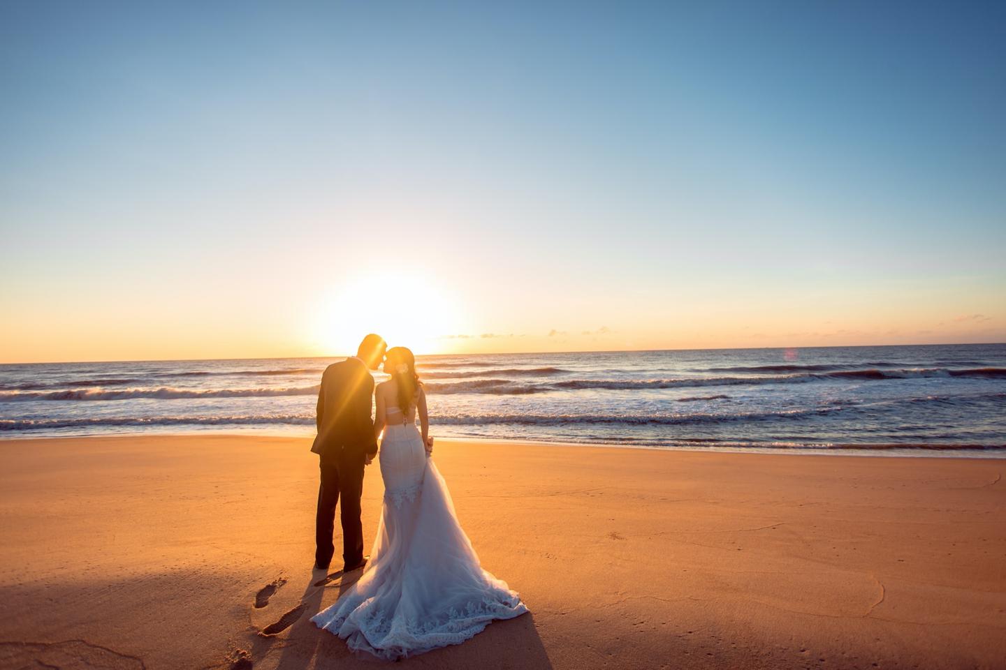 hochzeitspaar-strand-meer-flitterwochen-g-521459994.jpg