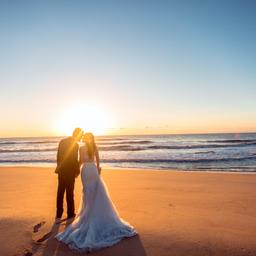 hochzeitspaar-strand-meer-flitterwochen-g-521459994.jpg