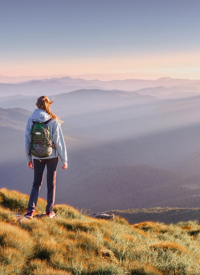 alpen-junge-frau-geniesst-sonnenuntergang-g-1288485641