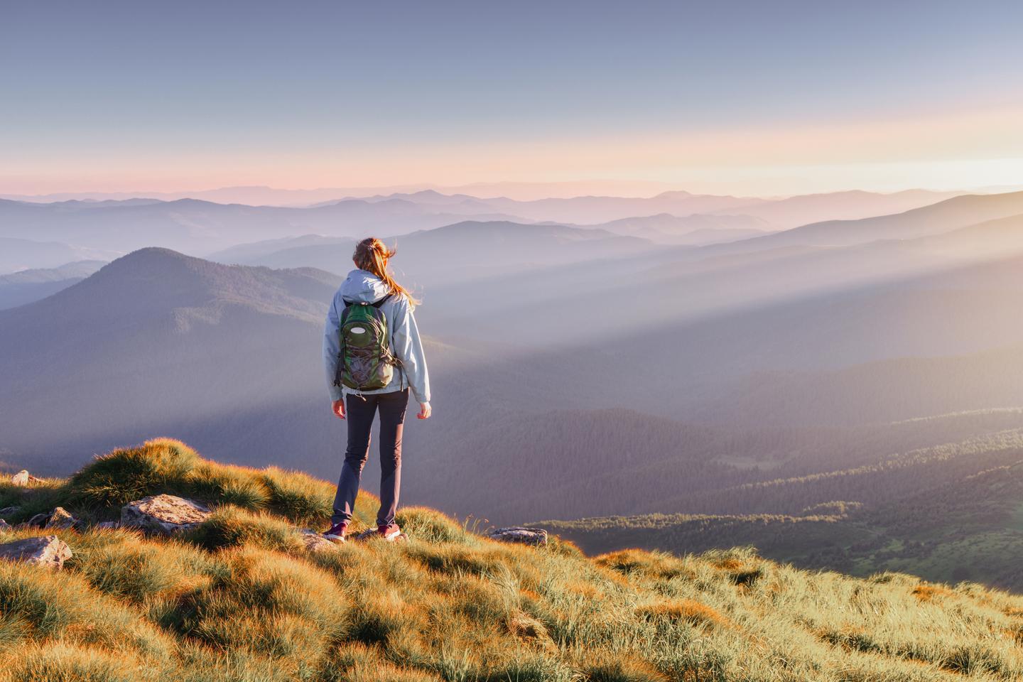 blt475c55e0d9044d3d-alpen-junge-frau-geniesst-sonnenuntergang-g-1288485641.jpg alpen-junge-frau-geniesst-sonnenuntergang-g-1288485641