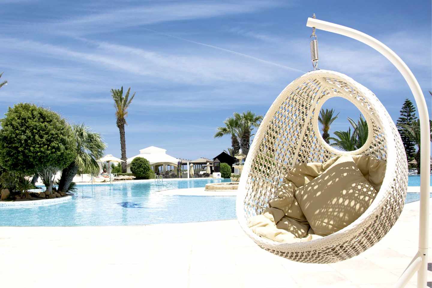 blt2575a1d127210915-tunesien-sentido-bellevue-park-haengesessel-der-atc-mir11007b-w21-21.jpg Hängesessel vor einem Pool