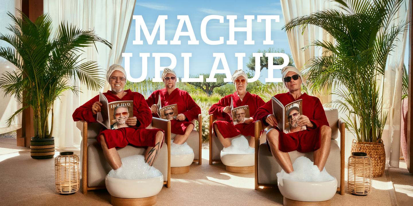 Leadbrand 2026: Vier Männer sitzen im Spa in roten Bademänteln.