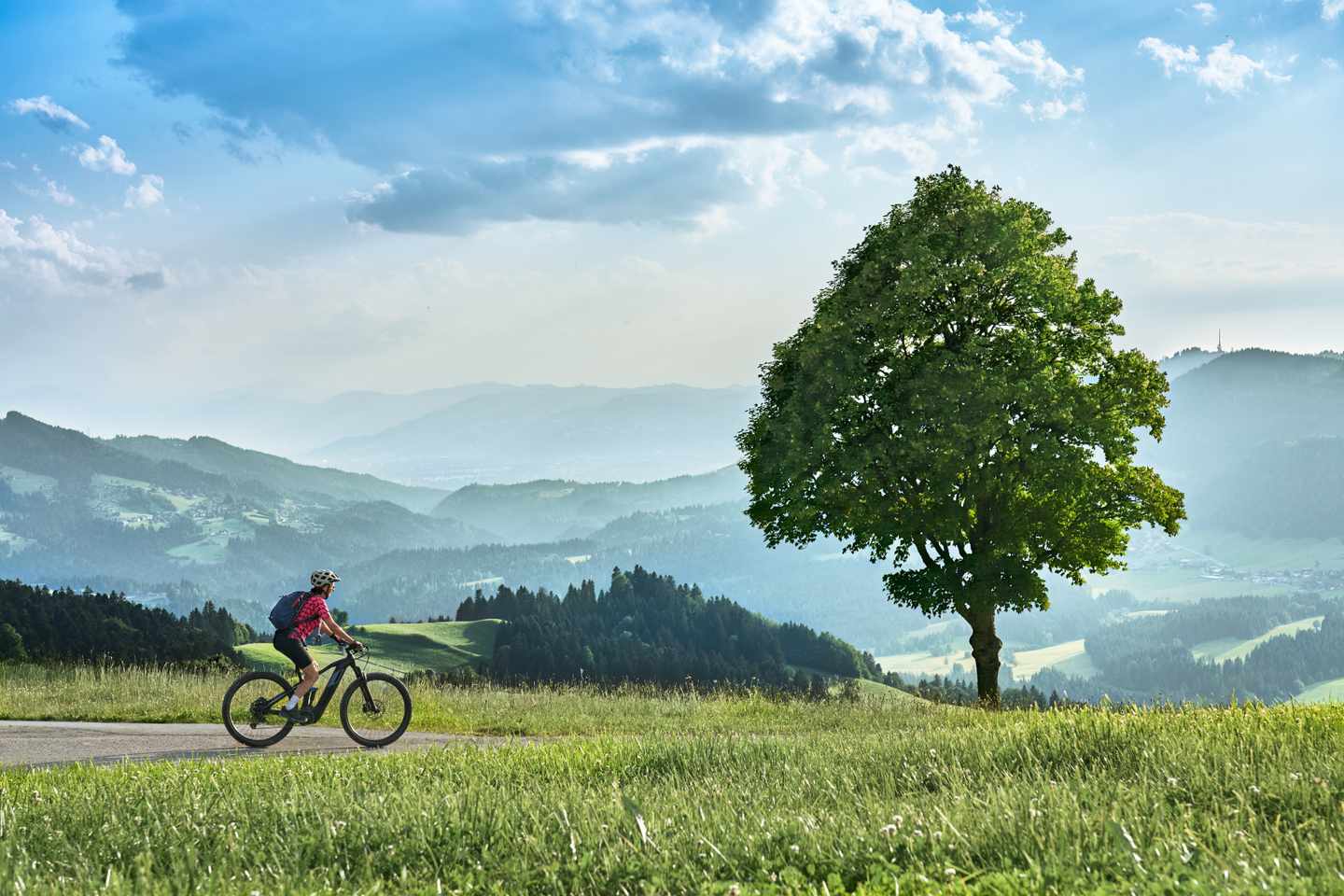 oesterreich-vorarlberg-sulzberg-bregenzerwaelder-fahrradfahrerin-g-1405420661-2.jpg
