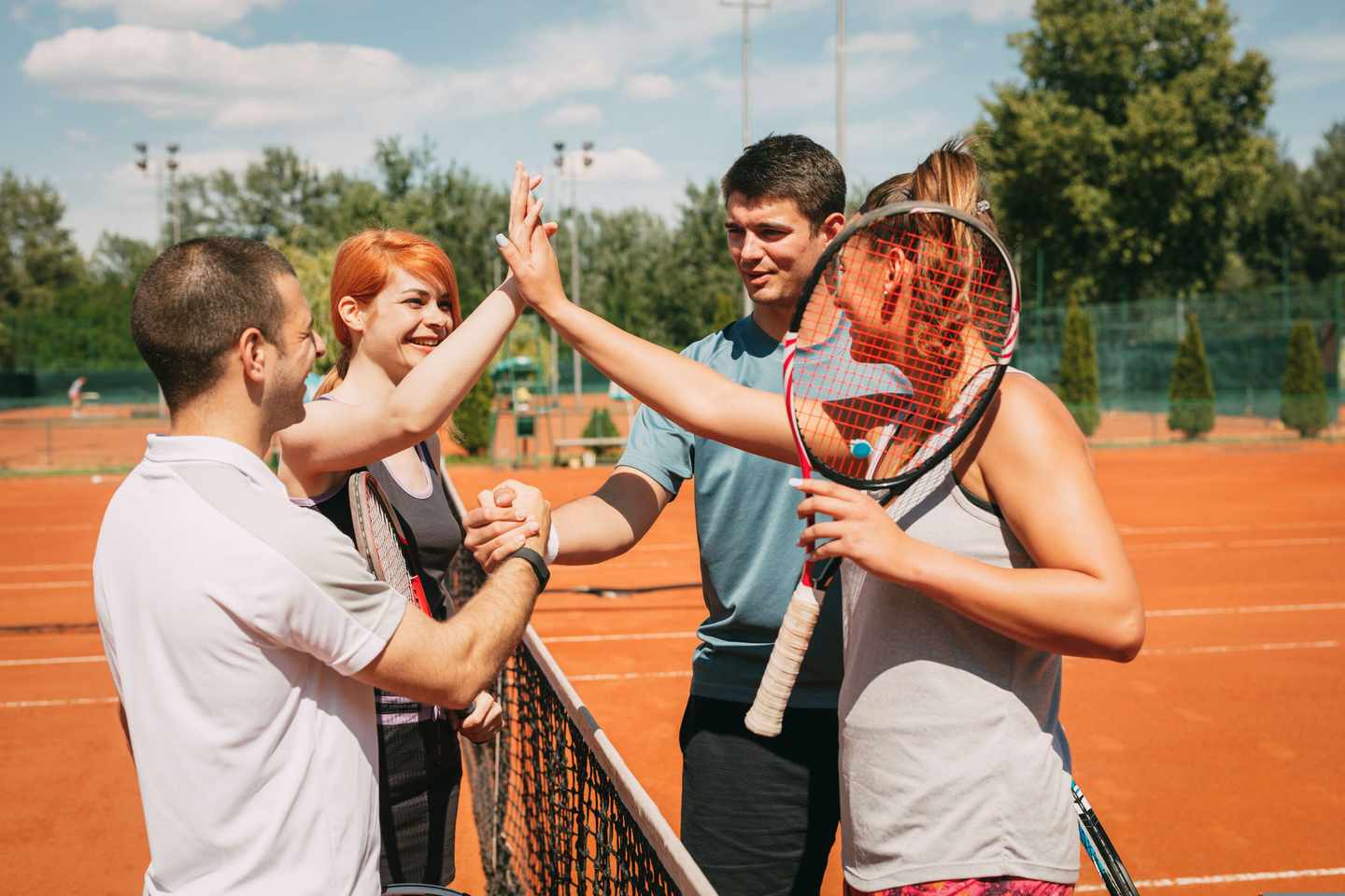 tennis-doppel-shakehands-spieler-g-1072605794.jpg