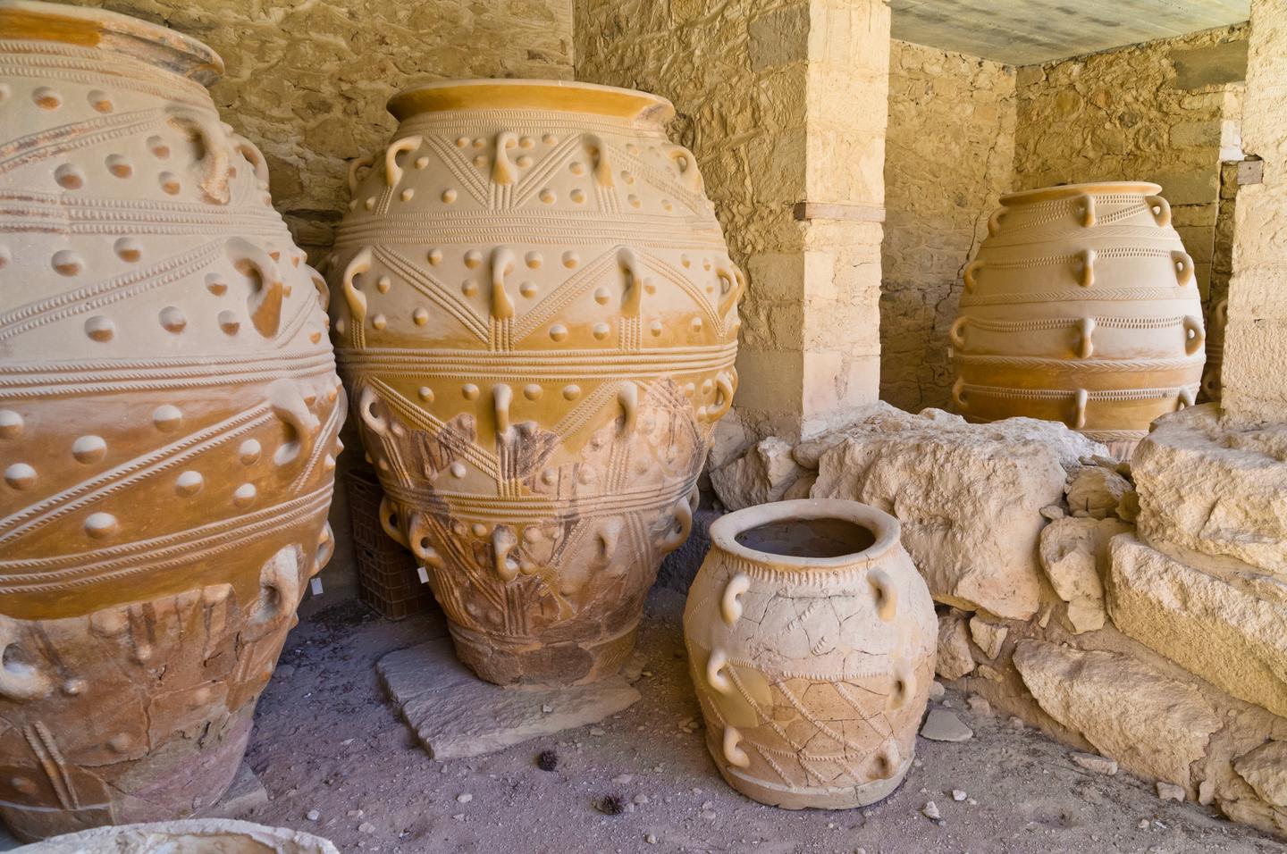 griechenland-kreta-palast-von-knossos-pithoi-516084481.jpg