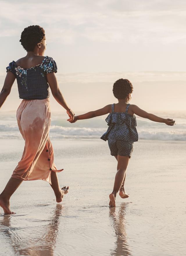 südafrika-mutter_mit_kind_am_strand-g-1224492130.jpg
