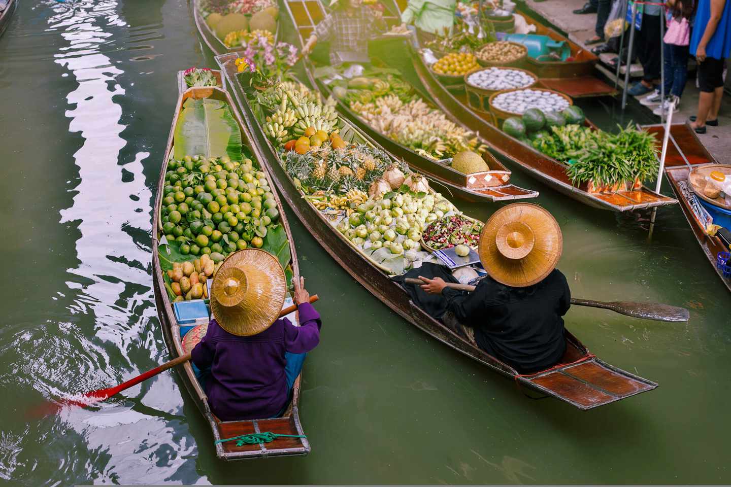thailand-bangkok-damnoen-saduak-floating-market-zwei-haendler-in-booten-g-646247744.jpg